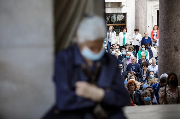 Mnoštvo vjernika je slavilo sv. Dujma ispred i u katedrali