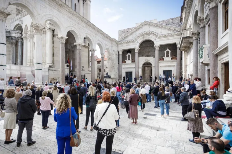 Mnoštvo vjernika je slavilo sv. Dujma ispred i u katedrali