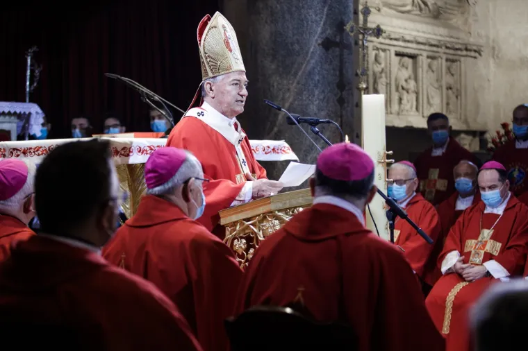 Mnoštvo vjernika je slavilo sv. Dujma ispred i u katedrali