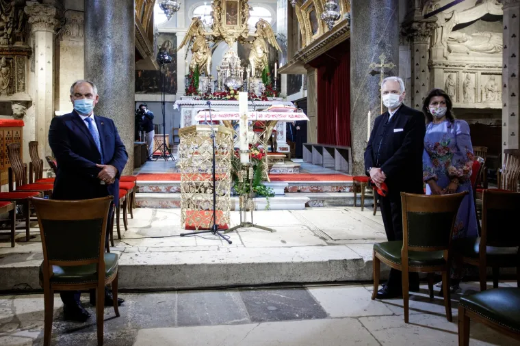 Mno&scaron;tvo vjernika je slavilo sv. Dujma ispred i u katedrali