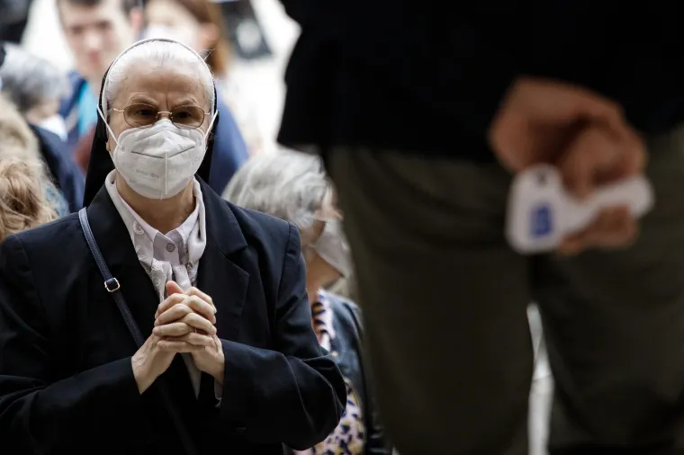 Mno&scaron;tvo vjernika je slavilo sv. Dujma ispred i u katedrali