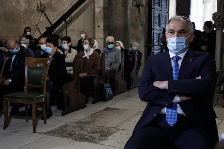 Mno&scaron;tvo vjernika je slavilo sv. Dujma ispred i u katedrali