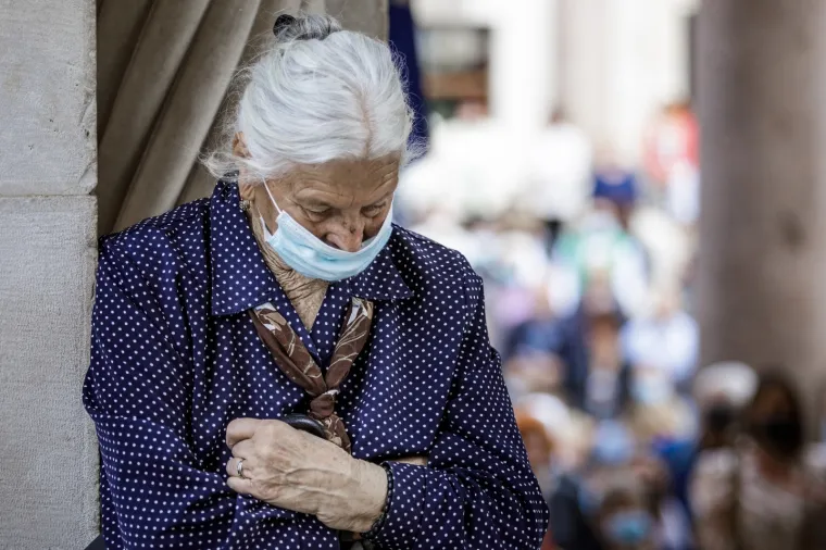 Mno&scaron;tvo vjernika je slavilo sv. Dujma ispred i u katedrali