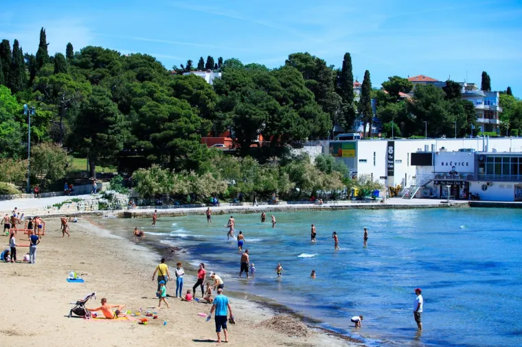 Splićani ne mogu dočekati ljeto! Kupanje na Bačvicama je već započelo