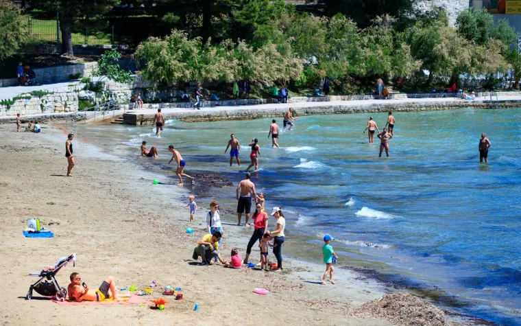 Splićani ne mogu dočekati ljeto! Kupanje na Bačvicama je već započelo