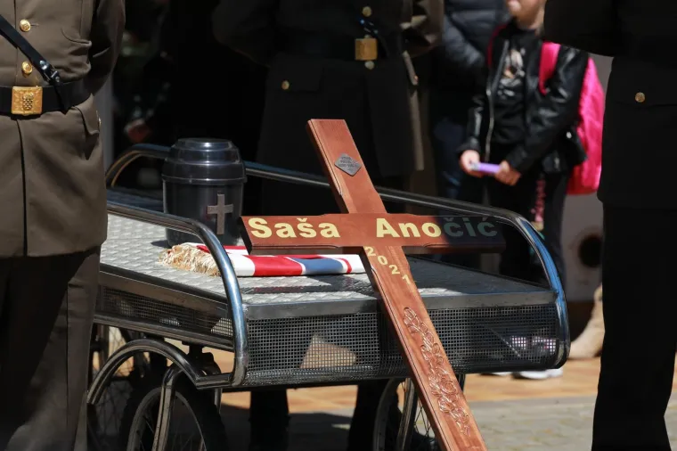 Posljednji ispraćaj Saše Anočića: Kolege se kroz suze opraštaju od njega