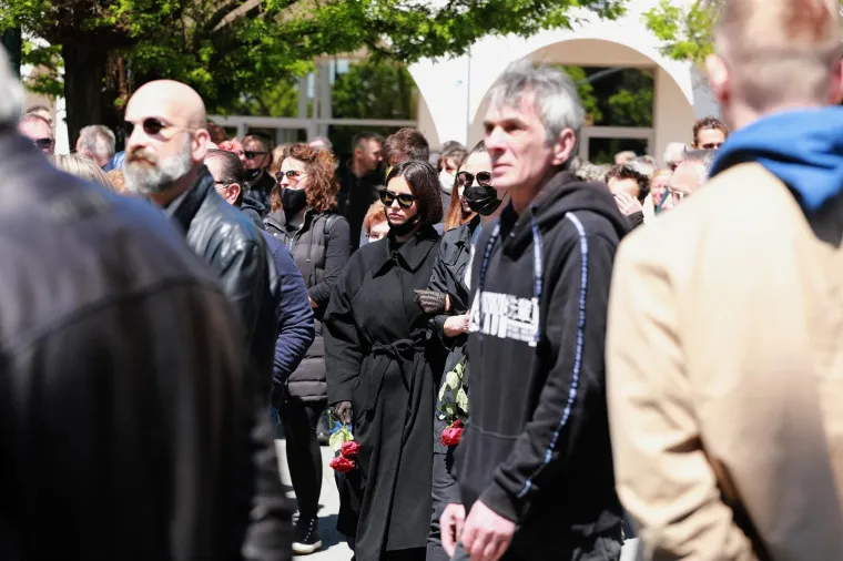 Posljednji ispraćaj Saše Anočića: Kolege se kroz suze opraštaju od njega