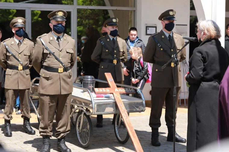 Posljednji ispraćaj Saše Anočića: Kolege se kroz suze opraštaju od njega