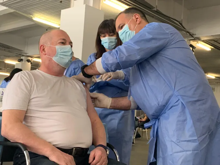 Ministar u akciji: Pogledajte kako Vili Bero&scaron; cijepi građane AstraZenecom