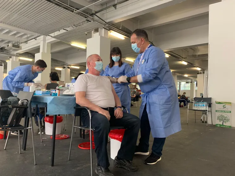 Ministar u akciji: Pogledajte kako Vili Bero&scaron; cijepi građane AstraZenecom