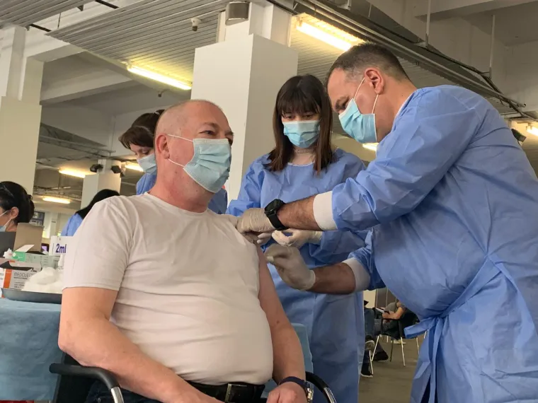 Ministar u akciji: Pogledajte kako Vili Bero&scaron; cijepi građane AstraZenecom