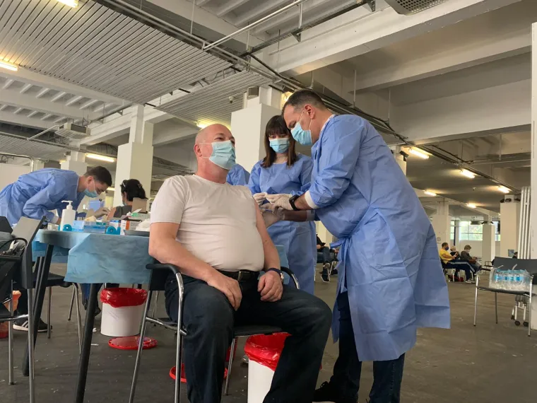 Ministar u akciji: Pogledajte kako Vili Bero&scaron; cijepi građane AstraZenecom