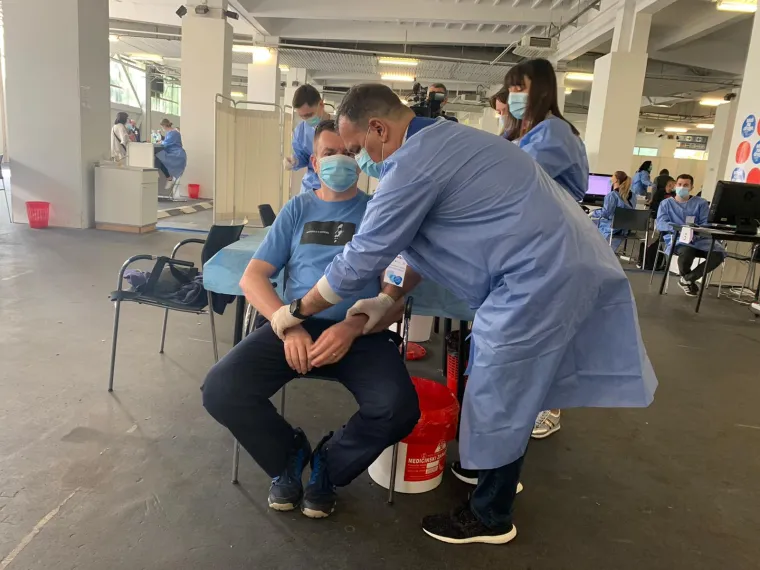 Ministar u akciji: Pogledajte kako Vili Bero&scaron; cijepi građane AstraZenecom