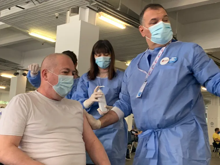 Ministar u akciji: Pogledajte kako Vili Bero&scaron; cijepi građane AstraZenecom