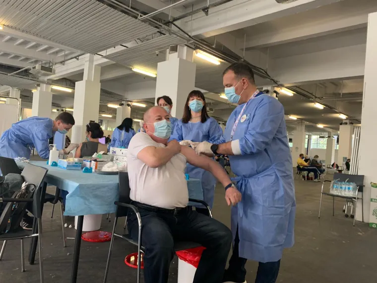 Ministar u akciji: Pogledajte kako Vili Bero&scaron; cijepi građane AstraZenecom