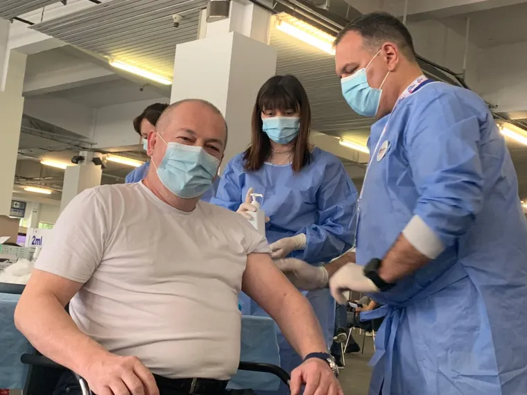 Ministar u akciji: Pogledajte kako Vili Bero&scaron; cijepi građane AstraZenecom