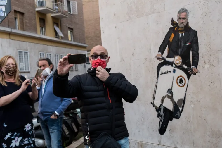 JO&Scaron; NIJE NI PREUZEO ROMU, A NAVIJAČI SU MU VEĆ POSVETILI MURAL: Pogledajte &scaron;to Mourinha čeka u Rimu