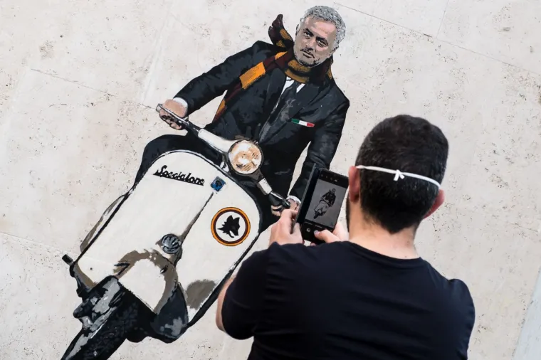 JO&Scaron; NIJE NI PREUZEO ROMU, A NAVIJAČI SU MU VEĆ POSVETILI MURAL: Pogledajte &scaron;to Mourinha čeka u Rimu