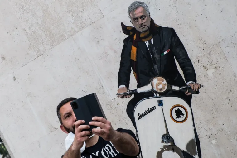 JO&Scaron; NIJE NI PREUZEO ROMU, A NAVIJAČI SU MU VEĆ POSVETILI MURAL: Pogledajte &scaron;to Mourinha čeka u Rimu