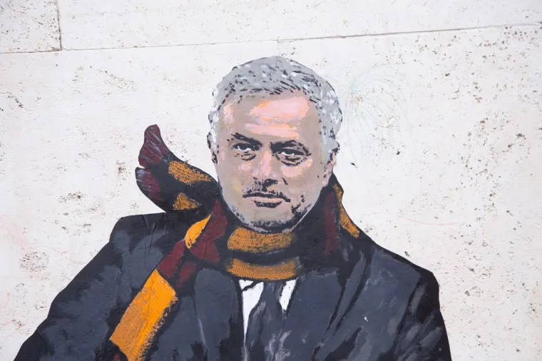 JO&Scaron; NIJE NI PREUZEO ROMU, A NAVIJAČI SU MU VEĆ POSVETILI MURAL: Pogledajte &scaron;to Mourinha čeka u Rimu