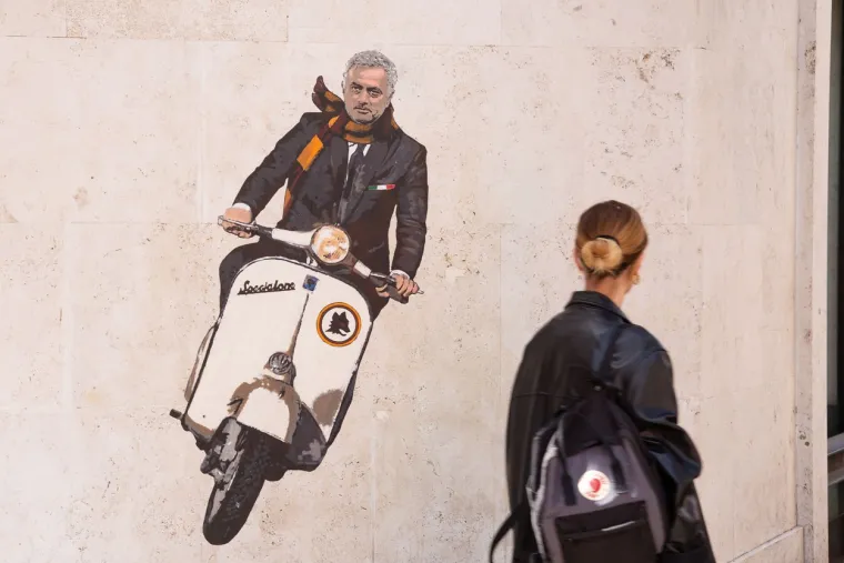 JO&Scaron; NIJE NI PREUZEO ROMU, A NAVIJAČI SU MU VEĆ POSVETILI MURAL: Pogledajte &scaron;to Mourinha čeka u Rimu