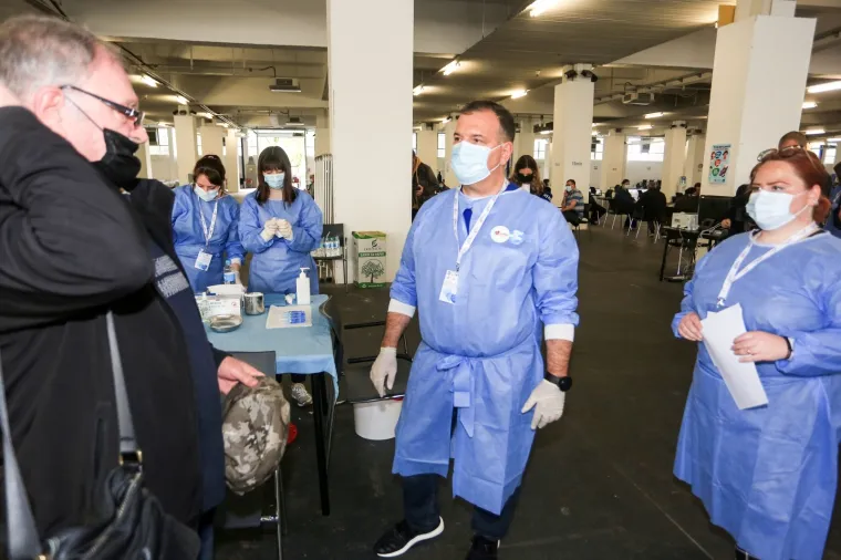 Ministar zdravstva Vili Beroš cijepio je građane na Zagrebačkom velesajmu.