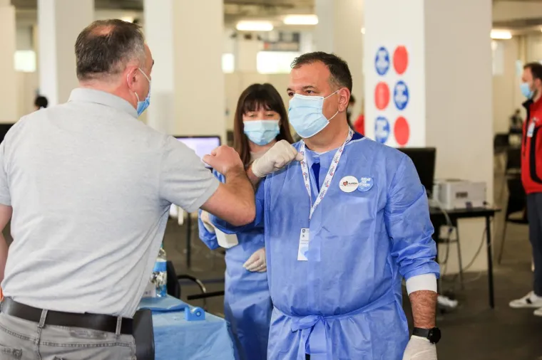 MINISTAR BEROŠ CIJEPIO GRAĐANE NA ZAGREBAČKOM VELESAJMU: 'Cijepljenje nam daje nadu da će završiti epidemija'