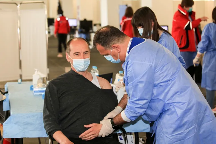 MINISTAR BEROŠ CIJEPIO GRAĐANE NA ZAGREBAČKOM VELESAJMU: 'Cijepljenje nam daje nadu da će završiti epidemija'