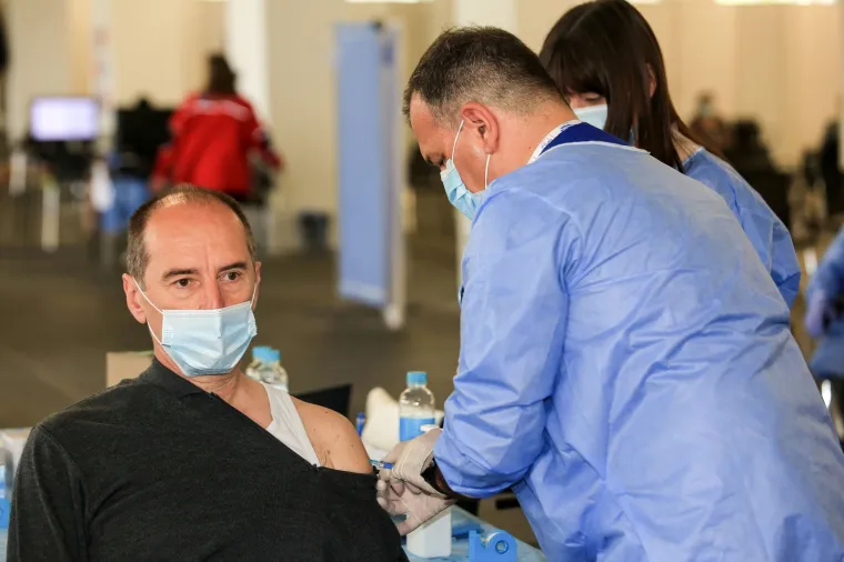 MINISTAR BEROŠ CIJEPIO GRAĐANE NA ZAGREBAČKOM VELESAJMU: 'Cijepljenje nam daje nadu da će završiti epidemija'