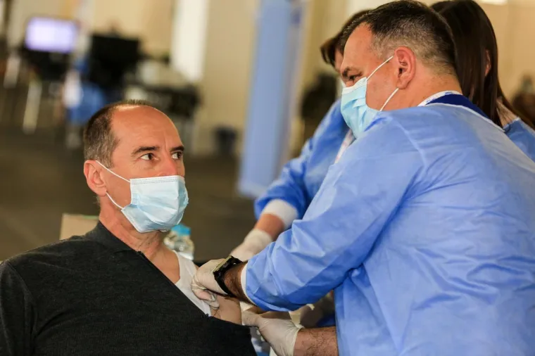 MINISTAR BEROŠ CIJEPIO GRAĐANE NA ZAGREBAČKOM VELESAJMU: 'Cijepljenje nam daje nadu da će završiti epidemija'