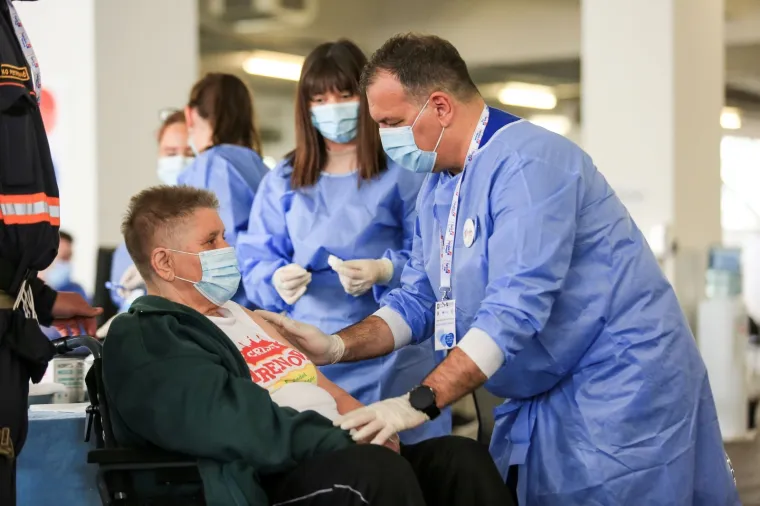 MINISTAR BEROŠ CIJEPIO GRAĐANE NA ZAGREBAČKOM VELESAJMU: 'Cijepljenje nam daje nadu da će završiti epidemija'