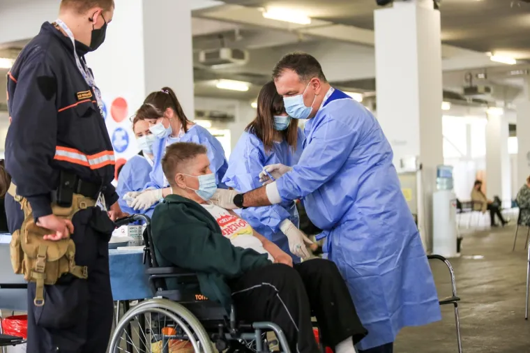 MINISTAR BEROŠ CIJEPIO GRAĐANE NA ZAGREBAČKOM VELESAJMU: 'Cijepljenje nam daje nadu da će završiti epidemija'