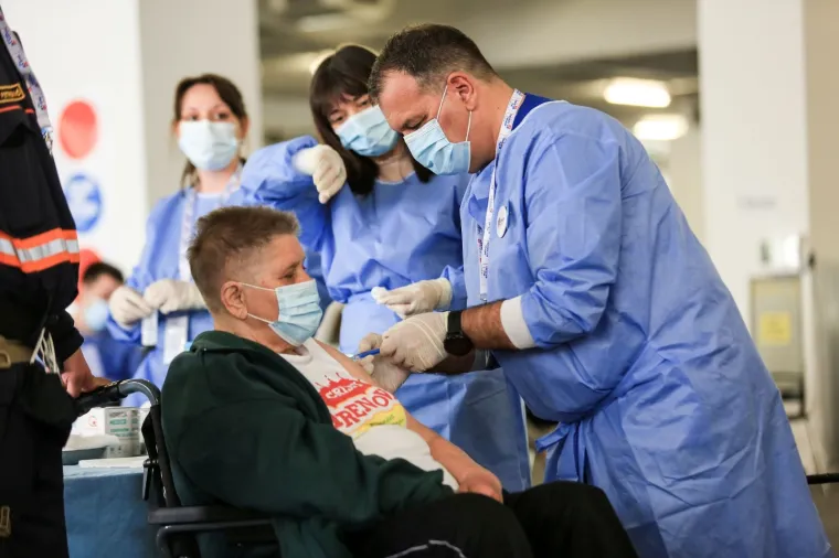 MINISTAR BEROŠ CIJEPIO GRAĐANE NA ZAGREBAČKOM VELESAJMU: 'Cijepljenje nam daje nadu da će završiti epidemija'