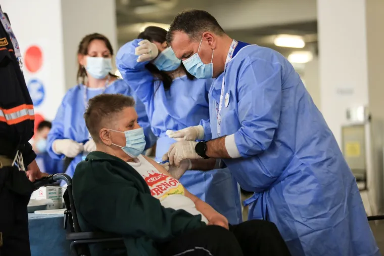 MINISTAR BEROŠ CIJEPIO GRAĐANE NA ZAGREBAČKOM VELESAJMU: 'Cijepljenje nam daje nadu da će završiti epidemija'