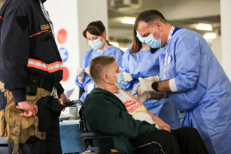 MINISTAR BEROŠ CIJEPIO GRAĐANE NA ZAGREBAČKOM VELESAJMU: 'Cijepljenje nam daje nadu da će završiti epidemija'