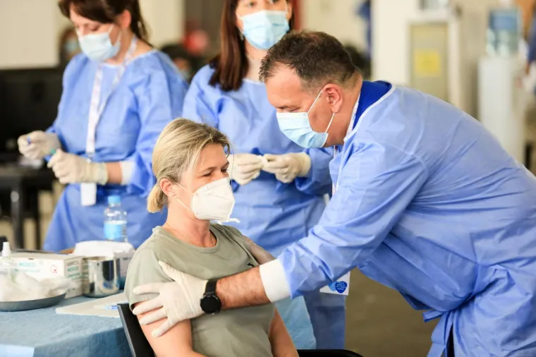 MINISTAR BERO&Scaron; CIJEPIO GRAĐANE NA ZAGREBAČKOM VELESAJMU: 'Cijepljenje nam daje nadu da će zavr&scaron;iti epidemija'