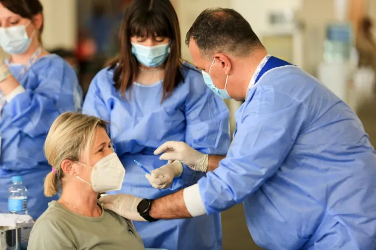 MINISTAR BERO&Scaron; CIJEPIO GRAĐANE NA ZAGREBAČKOM VELESAJMU: 'Cijepljenje nam daje nadu da će zavr&scaron;iti epidemija'