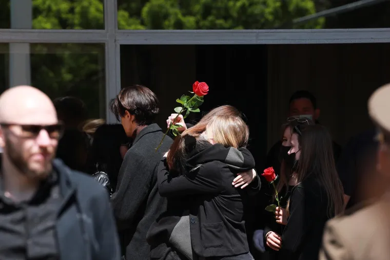 U subotu se na osječkom groblju svete Ane održao sprovod glumca i redatelja Saše Anočića. Prerano preminuli Osječanin iza sebe je ostavio suprugu Barbaru i četvero djece.