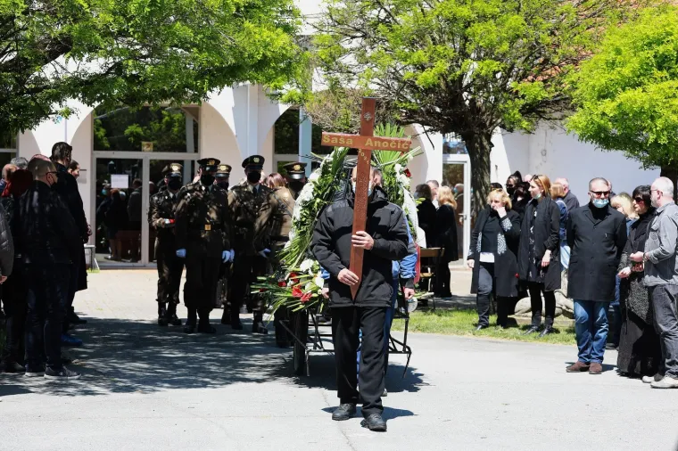 POSLJEDNJI ISPRAĆAJ SA&Scaron;E ANOČIĆA: Od osječkog glumca oprostili se neutje&scaron;na obitelj, prijatelji i kolege