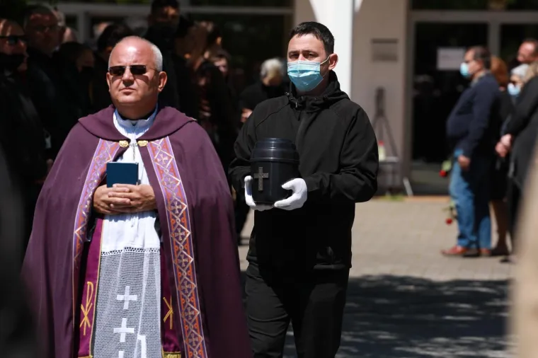 POSLJEDNJI ISPRAĆAJ SA&Scaron;E ANOČIĆA: Od osječkog glumca oprostili se neutje&scaron;na obitelj, prijatelji i kolege