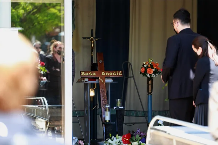 POSLJEDNJI ISPRAĆAJ SA&Scaron;E ANOČIĆA: Od osječkog glumca oprostili se neutje&scaron;na obitelj, prijatelji i kolege