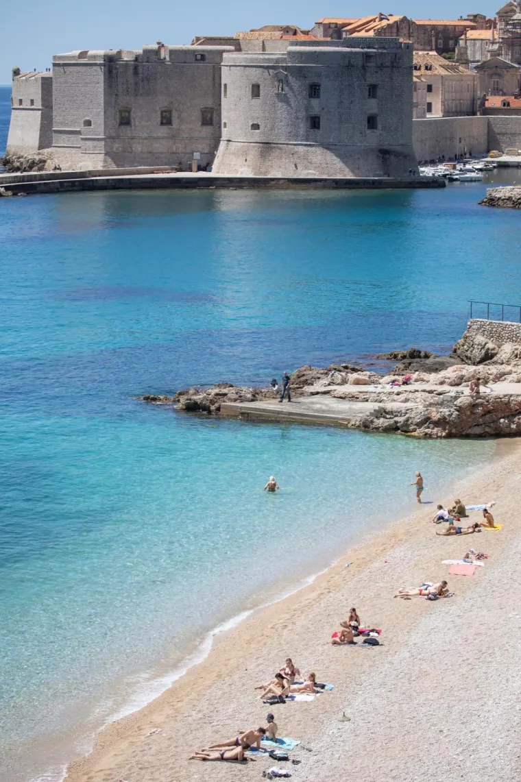 Sunce je izmamilo i Dubrovčane na plažu: Pravi ljeti dan u Dubrovniku