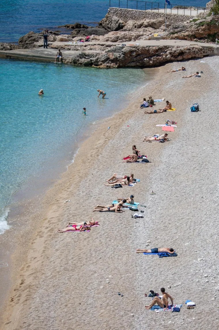 Sunce je izmamilo i Dubrovčane na plažu: Pravi ljeti dan u Dubrovniku