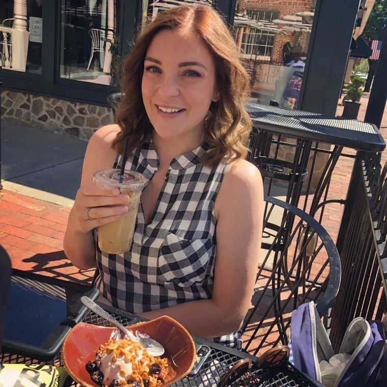 Kućanica, majka i volonterka Crvenog križa Kara Henderson (34) iz Temecule u  američkoj Kaliforniji, kao dijete je patila od astme zbog čega joj je bilo te&scaron;ko baviti se sportom ili drugim aerobnim vježbama. Kao rezultat, cijelo djetinjstvo patila je od prekomjerne težine i zadirkivanja vr&scaron;njaka.  Mnoge noći bi plakala dok ne bi zaspala.