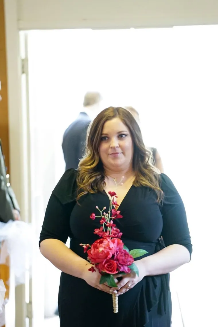 Prije sedam godina udala se za pomorca Jasona i preselila u Sjevernu Karolinu. Kako je Jason je često bio odsutan zbog posla,  Kara je sve vi&scaron;e ostajala sama i tonula u depresiju.