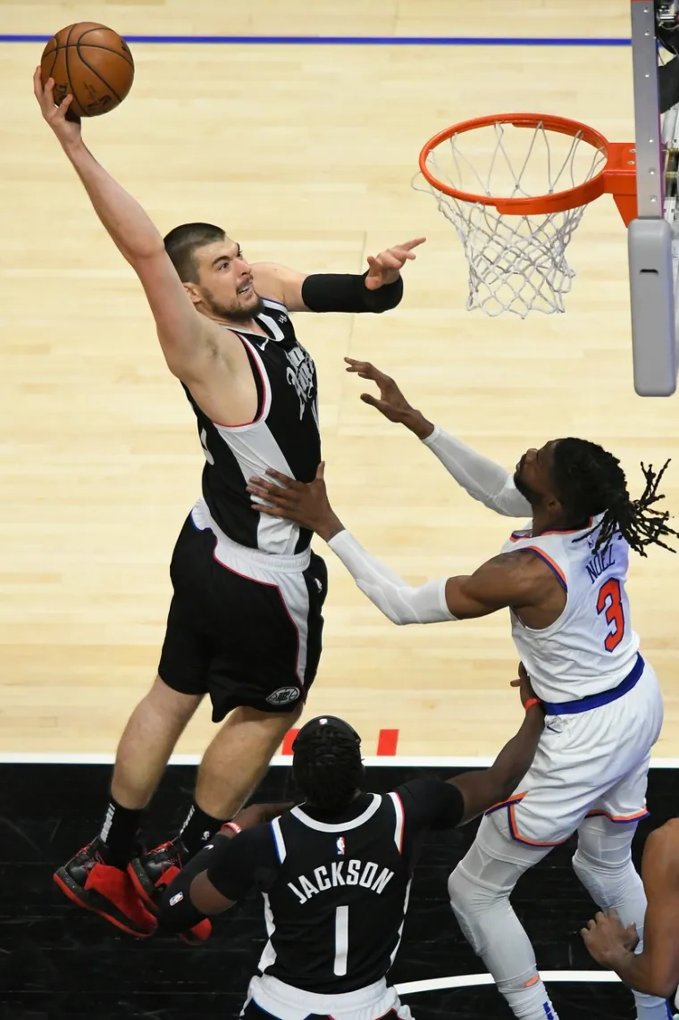 Ivica Zubac još jednom je rovario i opravdao očekivanja svog trenera. Protiv New York Knicksa ubacio je 6 poena uz 8 skokova. Imao je i par zapaženih poteza.