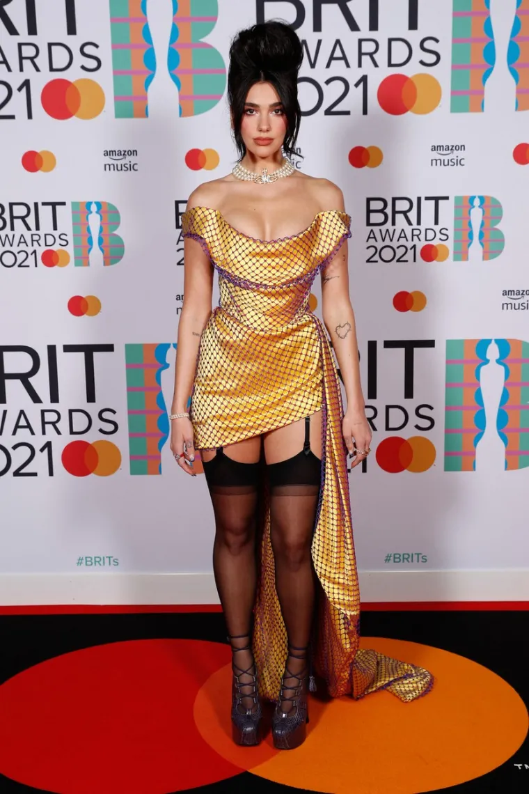 Dua Lipa zasjala je u zlatnoj haljini, a nosila je i crne haltere koje su dodatno podigle kombinaciju FOTO: Profimedia
