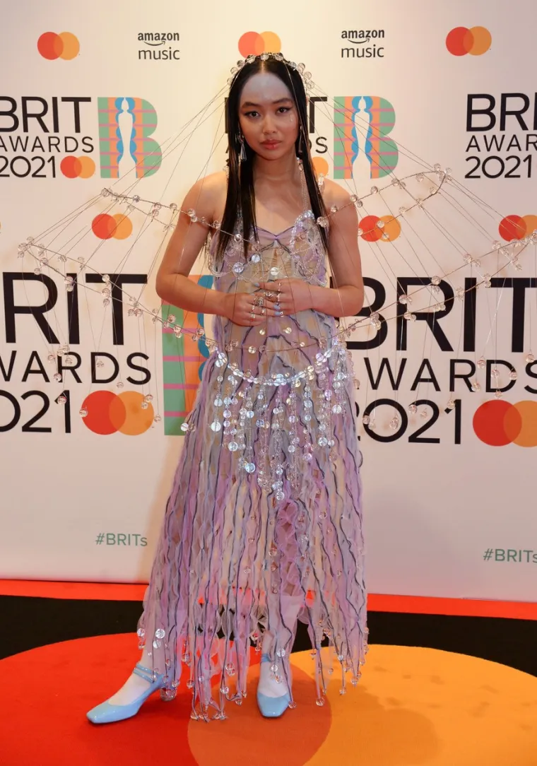 DUA LIPA U HALTERIMA NADMAŠILA DRUGE SLAVNE LJEPOTICE: Riskantni prorezi i dekoltei 'do poda' obilježili BRIT Awards