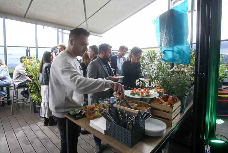 Evo kako izgleda prvi probni domjenak bez epidemiolo&scaron;kih mjera