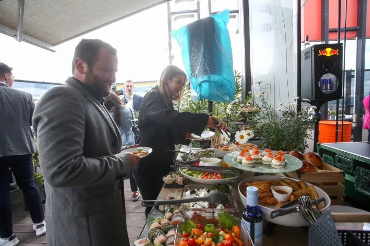 Evo kako izgleda prvi probni domjenak bez epidemiolo&scaron;kih mjera